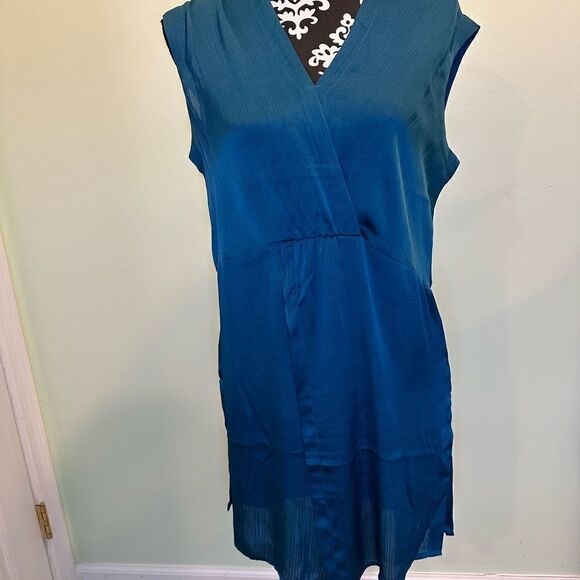 Joie sleeveless silky long shirt with high silt on side. - Picture 1 of 5